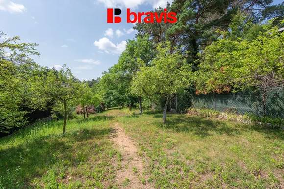 Prodej chaty u Brněnské přehrady, zahrada, vlastní pozemek