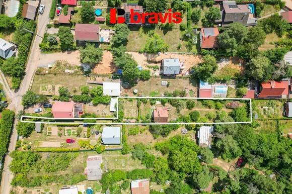 Prodej chaty u Brněnské přehrady, zahrada, vlastní pozemek