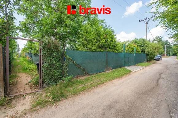 Prodej chaty u Brněnské přehrady, zahrada, vlastní pozemek