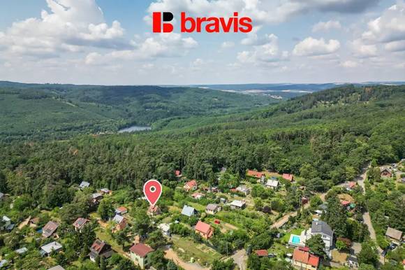 Prodej chaty u Brněnské přehrady, zahrada, vlastní pozemek