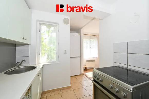 Prodej chaty u Brněnské přehrady, zahrada, vlastní pozemek