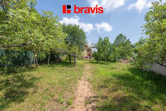 Prodej chaty u Brněnské přehrady, zahrada, vlastní pozemek