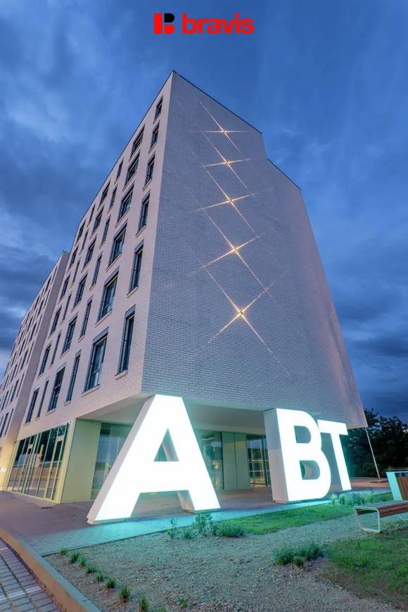 Moderní, nadčasový industriální prostor, 173 m2, možnost dokoupení parkovacích stání, blízko dálnice i centra města