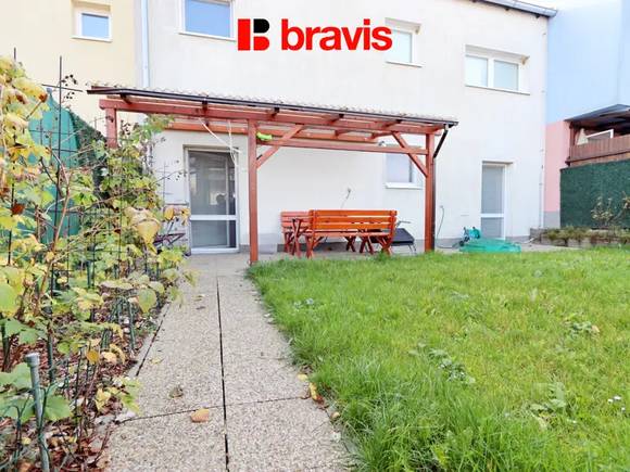 Pronájem zařízeného bytu 3+kk, ul. Rosická, Brno - Popůvky, zařízený, zahrádka s posezením a 2 parkovací stání v ceně