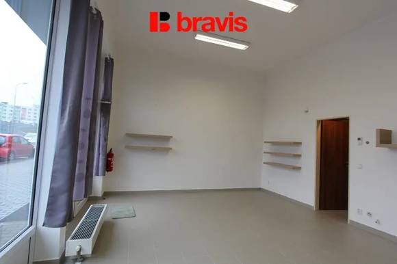 Pronájem nezařízených reprezentativních obchodních prostor, 31,75 m2, Brno - Kamechy, ul. Říčanská, sociální zázemí se sprchou, 2x parkování