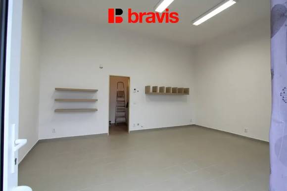 Pronájem nezařízených reprezentativních obchodních prostor, 31,75 m2, Brno - Kamechy, ul. Říčanská, sociální zázemí se sprchou, 2x parkování