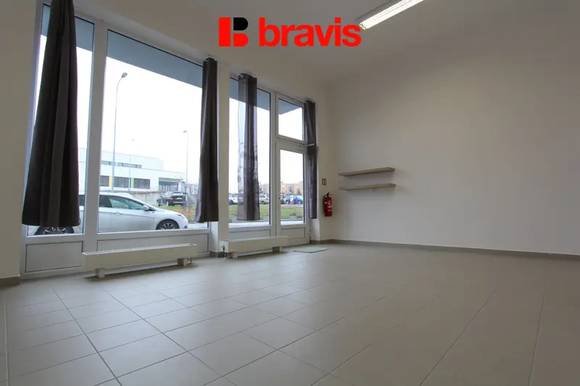 Pronájem nezařízených reprezentativních obchodních prostor, 31,75 m2, Brno - Kamechy, ul. Říčanská, sociální zázemí se sprchou, 2x parkování