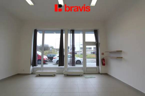 Pronájem nezařízených reprezentativních obchodních prostor, 31,75 m2, Brno - Kamechy, ul. Říčanská, sociální zázemí se sprchou, 2x parkování