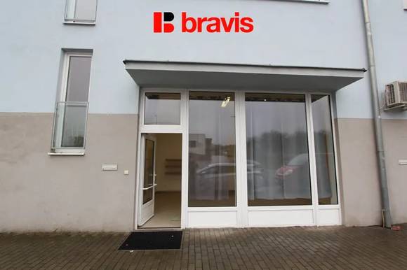 Pronájem nezařízených reprezentativních obchodních prostor, 31,75 m2, Brno - Kamechy, ul. Říčanská, sociální zázemí se sprchou, 2x parkování