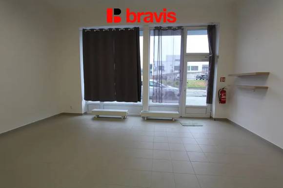 Pronájem nezařízených reprezentativních obchodních prostor, 31,75 m2, Brno - Kamechy, ul. Říčanská, sociální zázemí se sprchou, 2x parkování