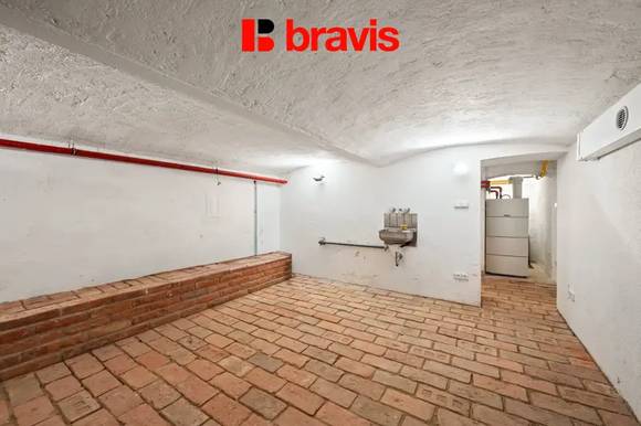 Pronájem vily 4+kk, Masarykova čtvrť, okrasná zahrada, venkovní terasa, dvojgaráž, vinný sklep, po rekonstrukci