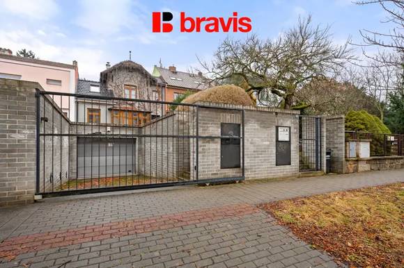 Pronájem vily 4+kk, Masarykova čtvrť, okrasná zahrada, venkovní terasa, dvojgaráž, vinný sklep, po rekonstrukci