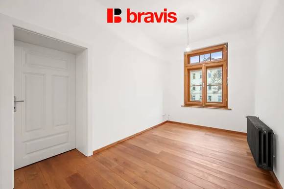 Pronájem vily 4+kk, Masarykova čtvrť, okrasná zahrada, venkovní terasa, dvojgaráž, vinný sklep, po rekonstrukci