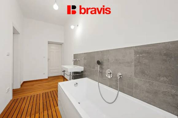 Pronájem vily 4+kk, Masarykova čtvrť, okrasná zahrada, venkovní terasa, dvojgaráž, vinný sklep, po rekonstrukci