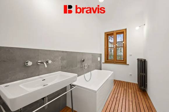 Pronájem vily 4+kk, Masarykova čtvrť, okrasná zahrada, venkovní terasa, dvojgaráž, vinný sklep, po rekonstrukci