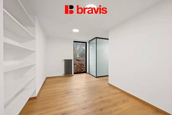 Pronájem vily 4+kk, Masarykova čtvrť, okrasná zahrada, venkovní terasa, dvojgaráž, vinný sklep, po rekonstrukci