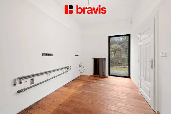 Pronájem vily 4+kk, Masarykova čtvrť, okrasná zahrada, venkovní terasa, dvojgaráž, vinný sklep, po rekonstrukci