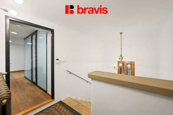 Pronájem vily 4+kk, Masarykova čtvrť, okrasná zahrada, venkovní terasa, dvojgaráž, vinný sklep, po rekonstrukci