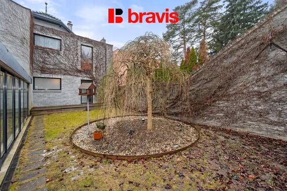 Pronájem vily 4+kk, Masarykova čtvrť, okrasná zahrada, venkovní terasa, dvojgaráž, vinný sklep, po rekonstrukci