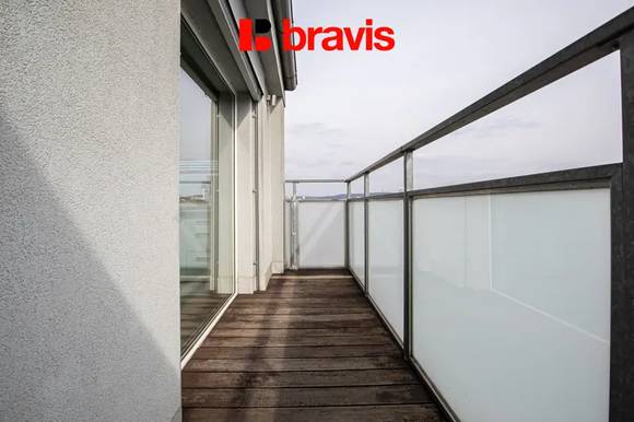 Pronájem mezonetu s nádherným výhledem na Brno a dispozicí 3+kk, Brno - Ponava, ulice Domažlická, terasa, balkon, sklep, klimatizace, kinoplátno a úklid dvakrát měsíčně v ceně