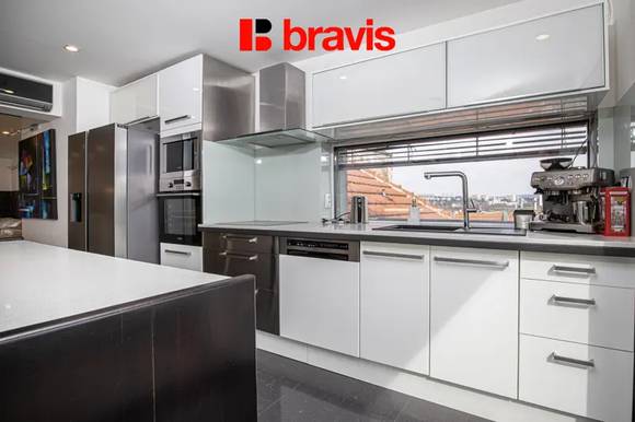 Pronájem mezonetu s nádherným výhledem na Brno a dispozicí 3+kk, Brno - Ponava, ulice Domažlická, terasa, balkon, sklep, klimatizace, kinoplátno a úklid dvakrát měsíčně v ceně