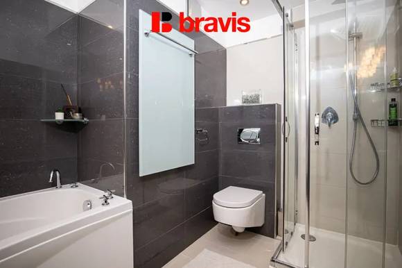 Pronájem mezonetu s nádherným výhledem na Brno a dispozicí 3+kk, Brno - Ponava, ulice Domažlická, terasa, balkon, sklep, klimatizace, kinoplátno a úklid dvakrát měsíčně v ceně