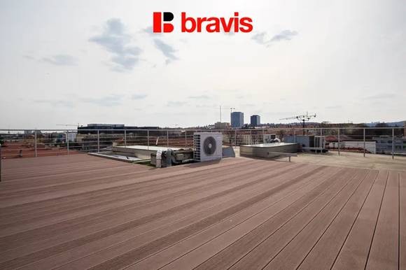 Pronájem mezonetu s nádherným výhledem na Brno a dispozicí 3+kk, Brno - Ponava, ulice Domažlická, terasa, balkon, sklep, klimatizace, kinoplátno a úklid dvakrát měsíčně v ceně