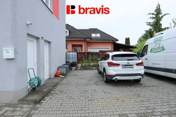 Pronájem moderního zařízeného bytu 2+kk, ulice Modřická, Moravany u Brna, terasa, klimatizace, garáž