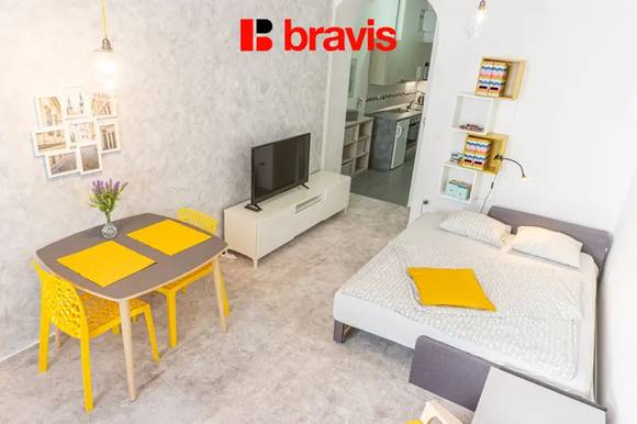 Pronájem bytu 1+1 30 m², Brno - Staré Brno, ulice Křížova - klidný vnitroblok v blízkosti Mendlova náměstí