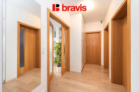 Prodej nízkonákladového bytu 3+kk, Brno - Žebětín, OV, terasa, parkovací stání, ul. Helenčina