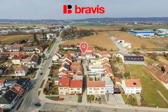 Prodej rodinného domu 4+1, Střelice u Brna, dvůr, 2 předzahrádky, 2 samostatné vchody