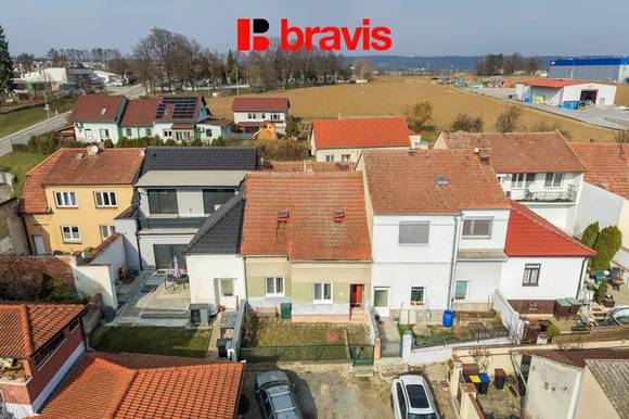 Prodej rodinného domu 4+1, Střelice u Brna, dvůr, 2 předzahrádky, 2 samostatné vchody