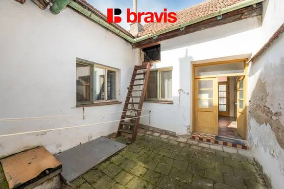 Prodej rodinného domu 4+1, Střelice u Brna, dvůr, 2 předzahrádky, 2 samostatné vchody
