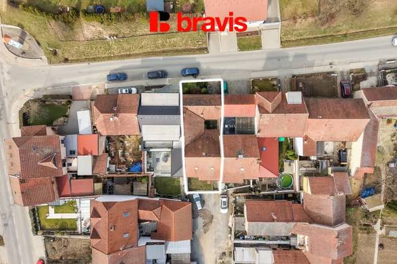 Prodej rodinného domu 4+1, Střelice u Brna, dvůr, 2 předzahrádky, 2 samostatné vchody