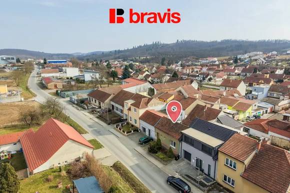 Prodej rodinného domu 4+1, Střelice u Brna, dvůr, 2 předzahrádky, 2 samostatné vchody