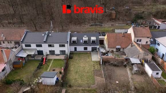 Prodej moderního rodinného domu 5+kk se zahradou a garáží, Velatice - Brno-venkov