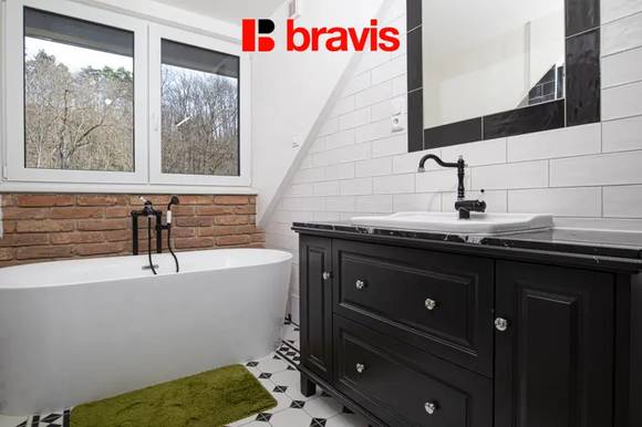 Prodej moderního rodinného domu 5+kk se zahradou a garáží, Velatice - Brno-venkov