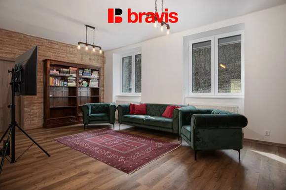 Prodej moderního rodinného domu 5+kk se zahradou a garáží, Velatice - Brno-venkov
