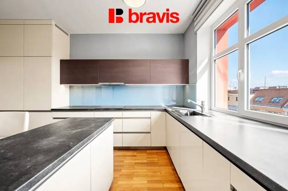 Prodej bytu 3+1, ulice Kotlářská, Brno - Veveří, krb, balkon, šatna, technická místnost, sklep, společný vnitroblok se zelení