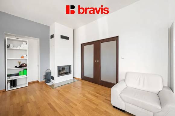 Prodej bytu 3+1, ulice Kotlářská, Brno - Veveří, krb, balkon, šatna, technická místnost, sklep, společný vnitroblok se zelení