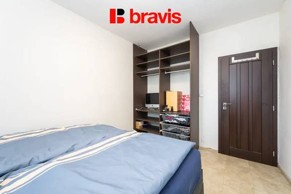 Prodej bytu 3+1, ulice Kotlářská, Brno - Veveří, krb, balkon, šatna, technická místnost, sklep, společný vnitroblok se zelení