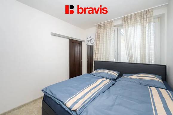 Prodej bytu 3+1, ulice Kotlářská, Brno - Veveří, krb, balkon, šatna, technická místnost, sklep, společný vnitroblok se zelení