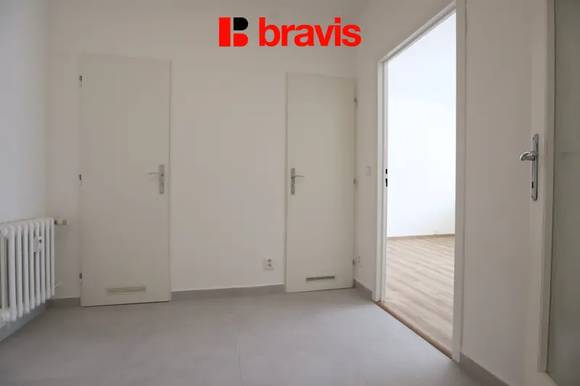 Pronájem bytu 1+1 s prosklenou lodžií na ulici Ukrajinská Brno - Bohunice