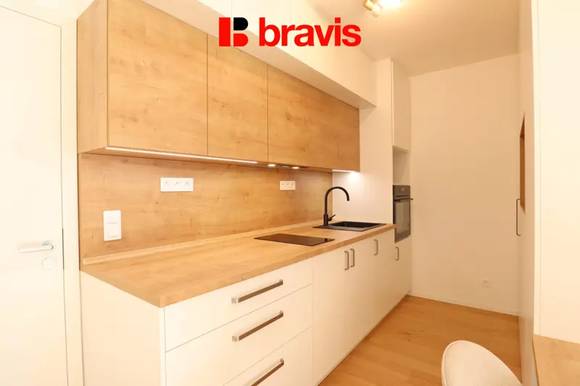 Pronájem bytu 1+kk, výhoda prvního nájemníka, Brno - Zábrdovice, ulice Bratislavská, sklep, balkon, parkování v garáži, zdarma gym a sauna