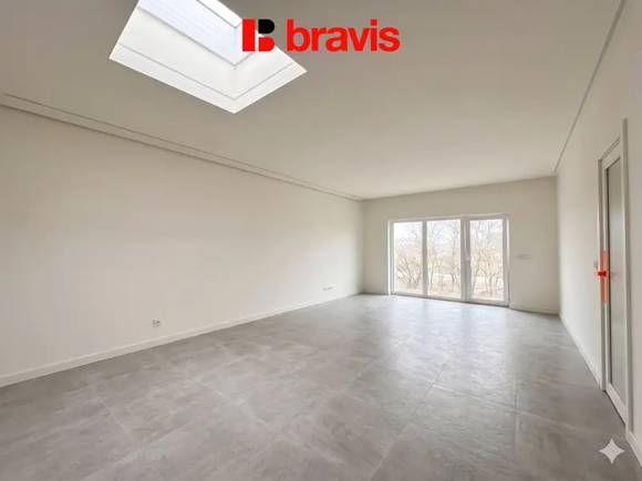 Prodej moderního, prostorného ateliéru 2+kk, 73m², šatna, parkovací stání, Lipůvka u Brna