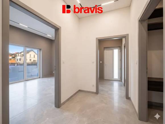 Prodej moderního, prostorného ateliéru 2+kk, 73m², šatna, parkovací stání, Lipůvka u Brna