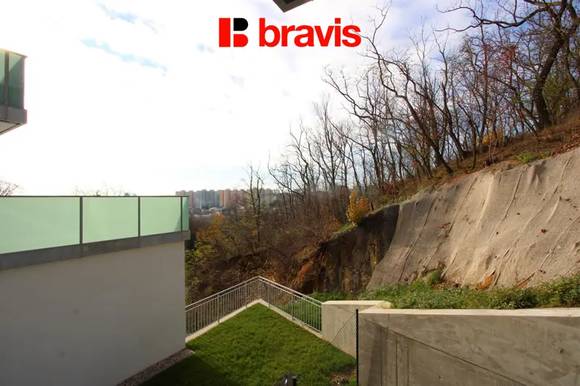 Pronájem bytu 2+kk, ulice Myslínova, Brno - Královo Pole, Vila „Pod Zaječí horou“, terasa se zahrádkou, 2 parkovací stání, sklep