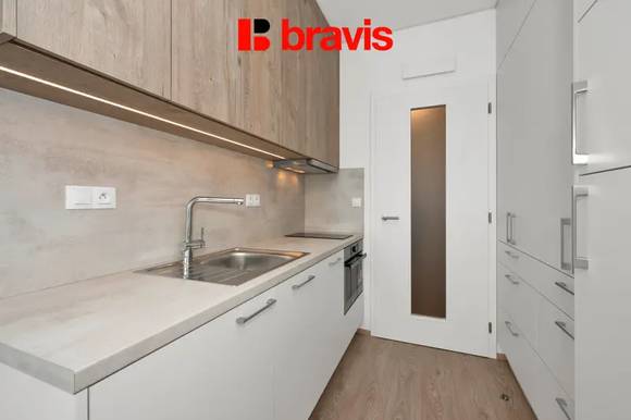 Pronájem kompletně zařízeného bytu 1+kk, Palác Trnitá, ul. Trnitá, s balkonem a možností garážového stání
