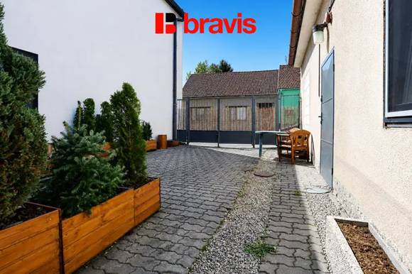 Pronájem bytu 2+kk, Rosice u Brna, ul. Zbýšovská, klidná lokalita, spoluužívání dvorku, možnost garážového stání