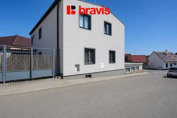 Pronájem bytu 2+kk, Rosice u Brna, ul. Zbýšovská, klidná lokalita, spoluužívání dvorku, možnost garážového stání